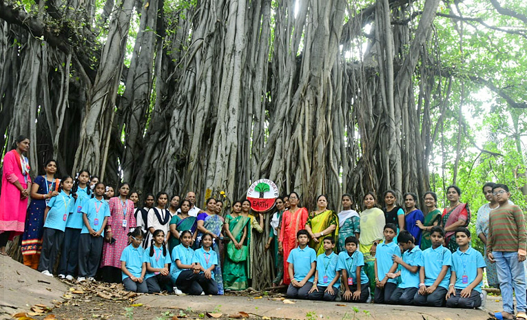 Students_20tie_20Rakhi_20to_20hundred_20years_20of_20history_20old_20banyan_20tree_20in_20Visakhapatnam_20Photos_20_2810_29.jpg 10