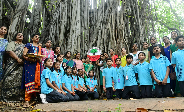 Students_20tie_20Rakhi_20to_20hundred_20years_20of_20history_20old_20banyan_20tree_20in_20Visakhapatnam_20Photos_20_2812_29.jpg 12