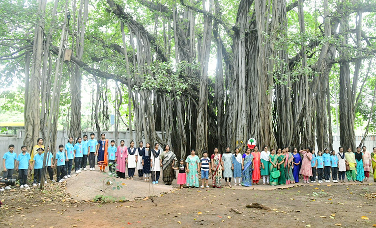 Students_20tie_20Rakhi_20to_20hundred_20years_20of_20history_20old_20banyan_20tree_20in_20Visakhapatnam_20Photos_20_282_29.jpg 2