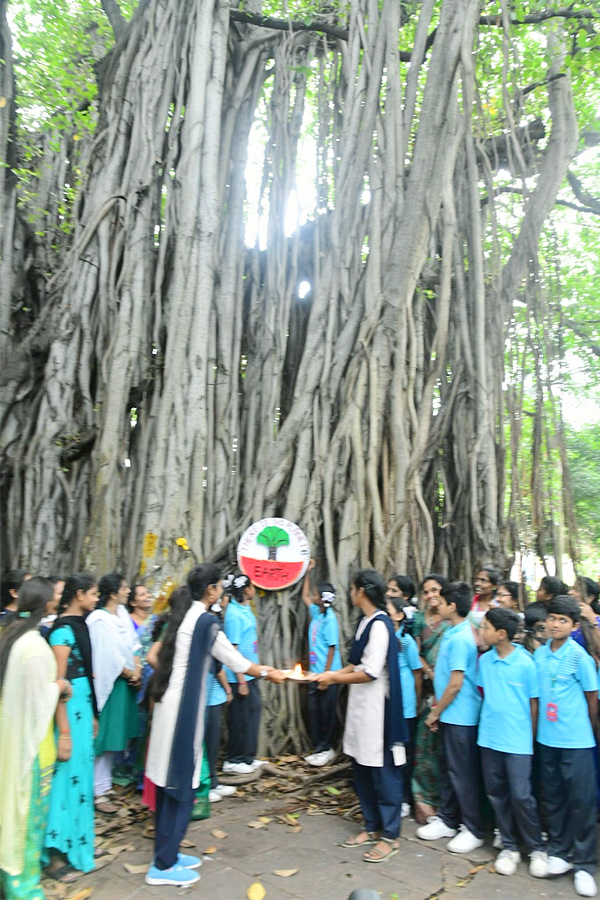 Students_20tie_20Rakhi_20to_20hundred_20years_20of_20history_20old_20banyan_20tree_20in_20Visakhapatnam_20Photos_20_283_29.jpg 3