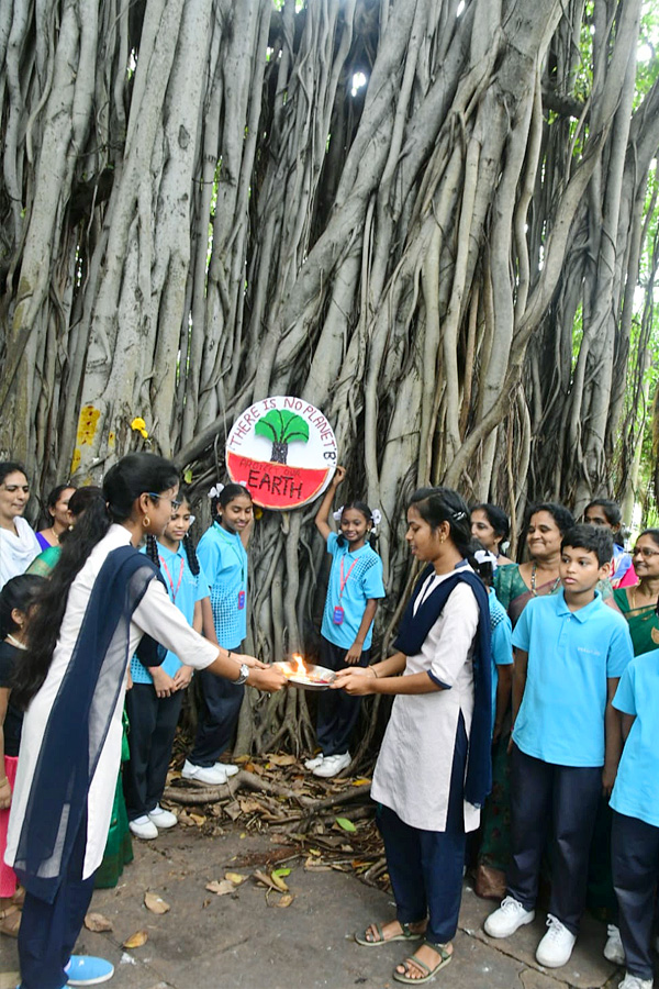 Students_20tie_20Rakhi_20to_20hundred_20years_20of_20history_20old_20banyan_20tree_20in_20Visakhapatnam_20Photos_20_284_29.jpg 4