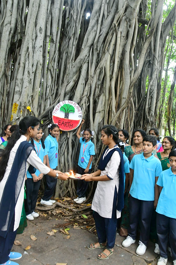 Students_20tie_20Rakhi_20to_20hundred_20years_20of_20history_20old_20banyan_20tree_20in_20Visakhapatnam_20Photos_20_285_29.jpg 5