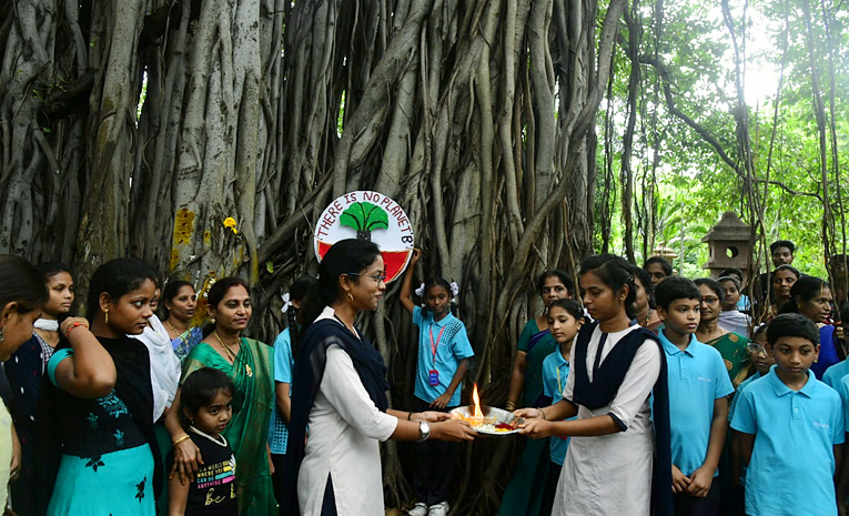 Students_20tie_20Rakhi_20to_20hundred_20years_20of_20history_20old_20banyan_20tree_20in_20Visakhapatnam_20Photos_20_286_29.jpg 6