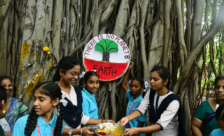 Students_20tie_20Rakhi_20to_20hundred_20years_20of_20history_20old_20banyan_20tree_20in_20Visakhapatnam_20Photos_20_287_29.jpg 7