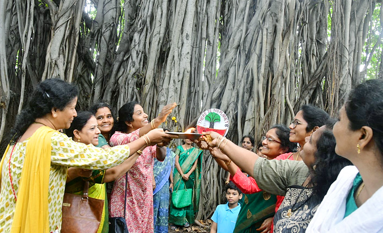 Students_20tie_20Rakhi_20to_20hundred_20years_20of_20history_20old_20banyan_20tree_20in_20Visakhapatnam_20Photos_20_288_29.jpg 8
