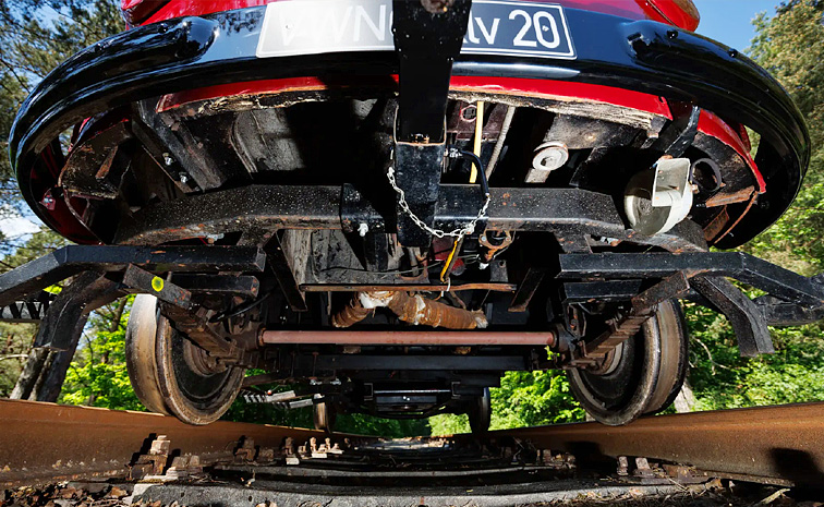 Volkswagen_20Camper_20Bus_20Runs_20like_20Train_20on_20Rail_20tracks_20Photos_20_2810_29.jpg 10
