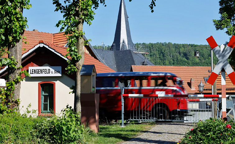 Volkswagen_20Camper_20Bus_20Runs_20like_20Train_20on_20Rail_20tracks_20Photos_20_281_29.jpg 2