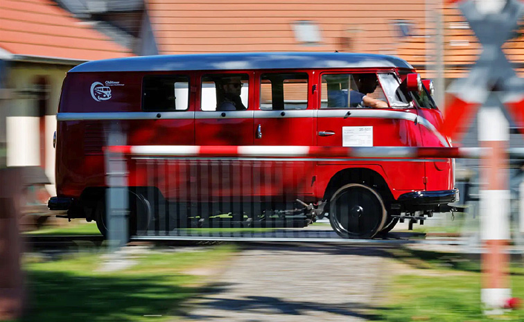 Volkswagen_20Camper_20Bus_20Runs_20like_20Train_20on_20Rail_20tracks_20Photos_20_282_29.jpg 3