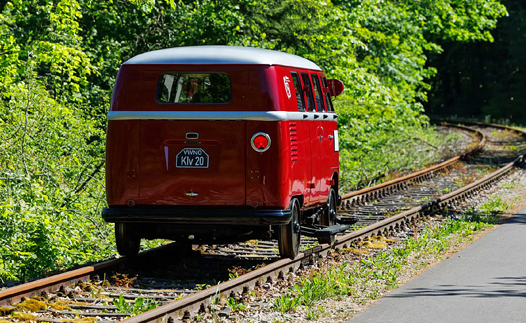Volkswagen_20Camper_20Bus_20Runs_20like_20Train_20on_20Rail_20tracks_20Photos_20_283_29.jpg 4