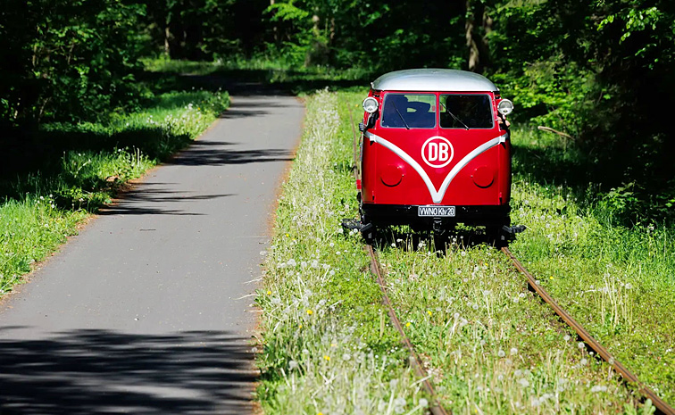 Volkswagen_20Camper_20Bus_20Runs_20like_20Train_20on_20Rail_20tracks_20Photos_20_284_29.jpg 5