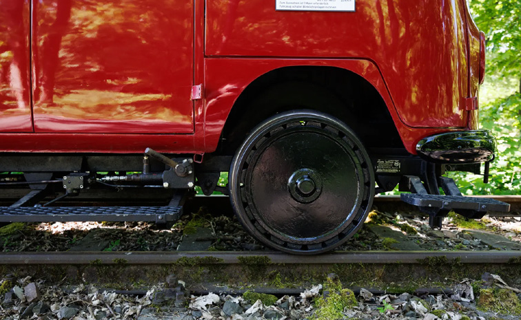 Volkswagen_20Camper_20Bus_20Runs_20like_20Train_20on_20Rail_20tracks_20Photos_20_285_29.jpg 6