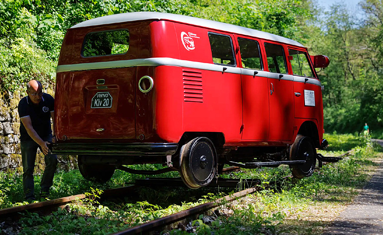 Volkswagen_20Camper_20Bus_20Runs_20like_20Train_20on_20Rail_20tracks_20Photos_20_287_29.jpg 7