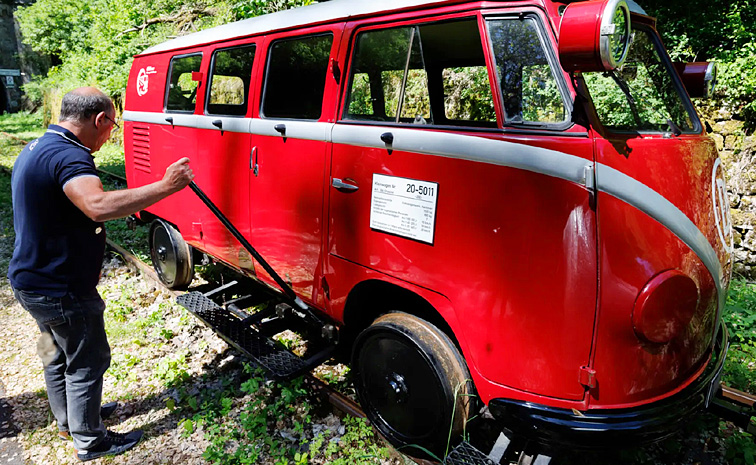 Volkswagen_20Camper_20Bus_20Runs_20like_20Train_20on_20Rail_20tracks_20Photos_20_288_29.jpg 8