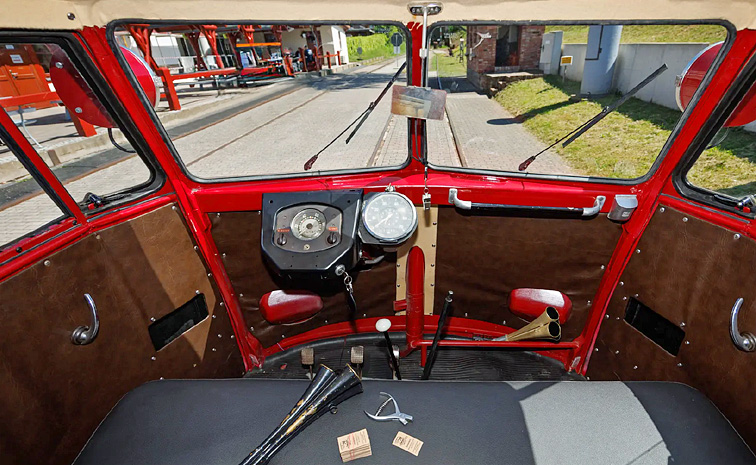 Volkswagen_20Camper_20Bus_20Runs_20like_20Train_20on_20Rail_20tracks_20Photos_20_289_29.jpg 9