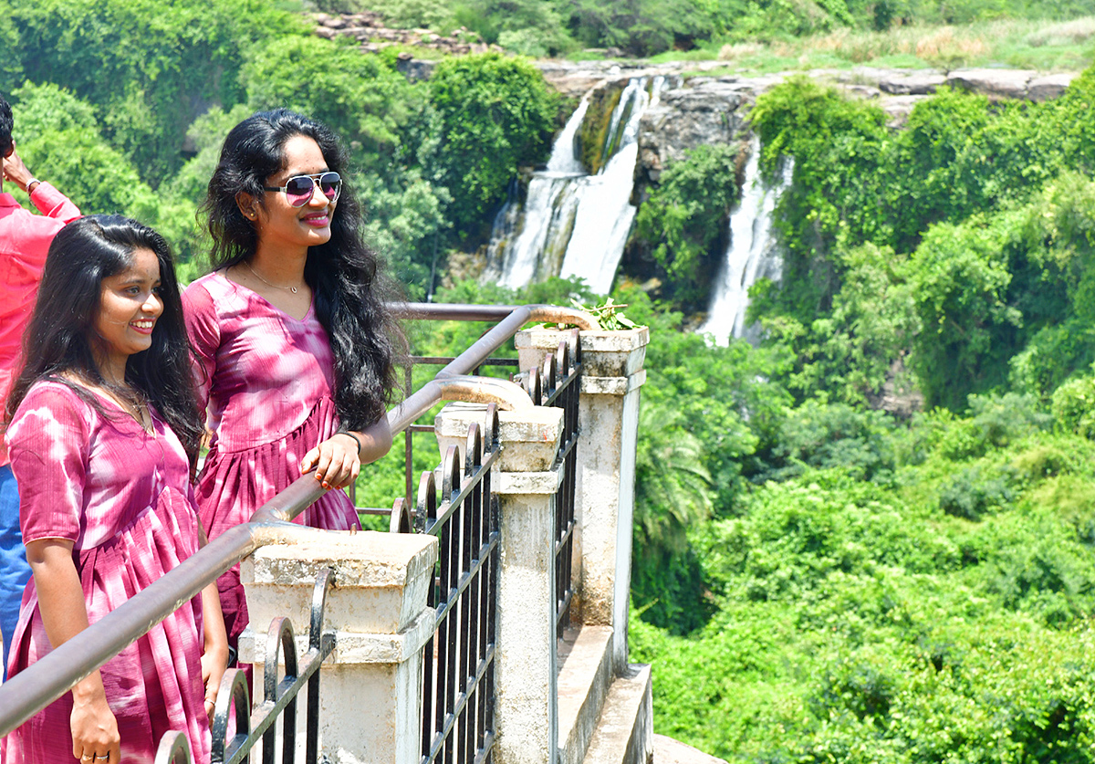 Tourist_20Rush_20at_20Ethipothala_20Waterfalls_20Photos_1.jpg 1