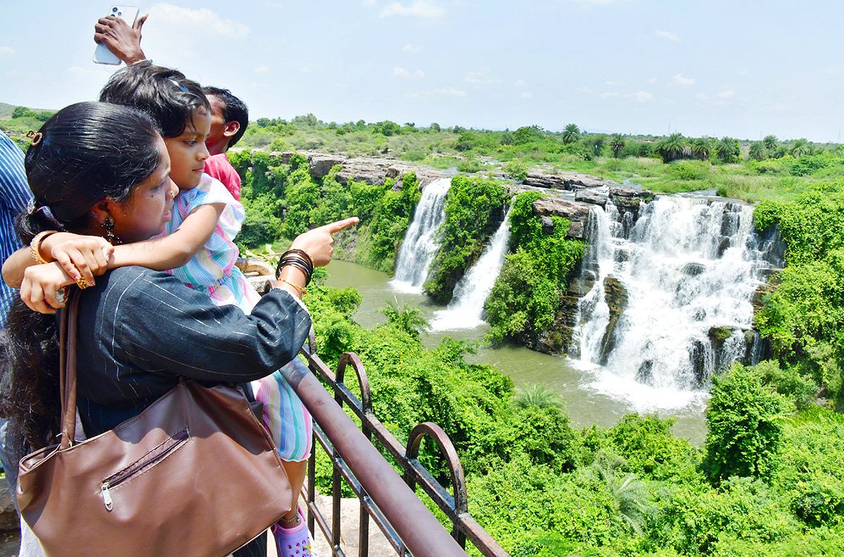 Tourist_20Rush_20at_20Ethipothala_20Waterfalls_20Photos_11.jpg 10