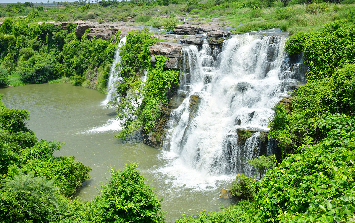 Tourist_20Rush_20at_20Ethipothala_20Waterfalls_20Photos_3.jpg 3