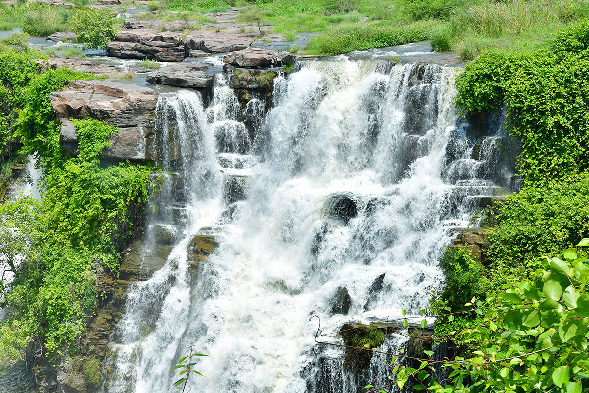 Tourist_20Rush_20at_20Ethipothala_20Waterfalls_20Photos_4.jpg 4