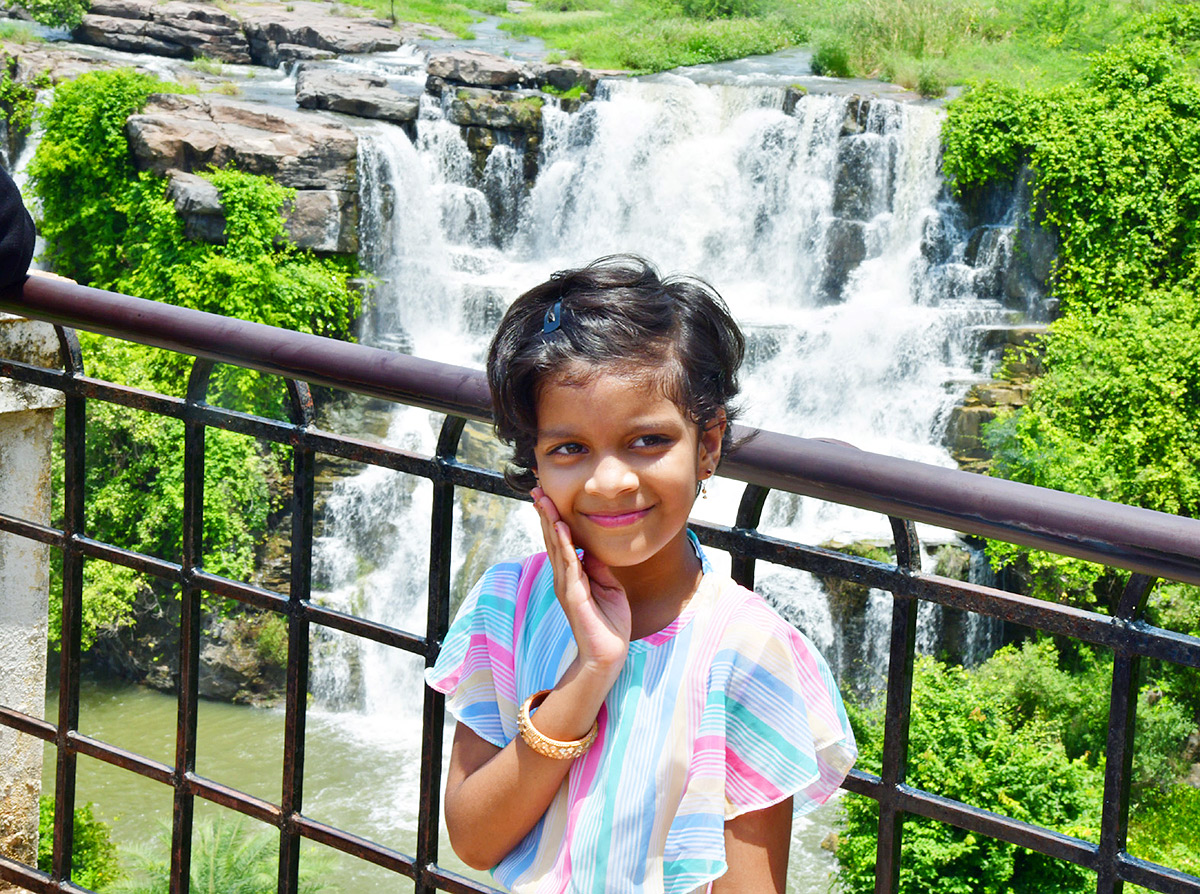 Tourist_20Rush_20at_20Ethipothala_20Waterfalls_20Photos_7.jpg 7