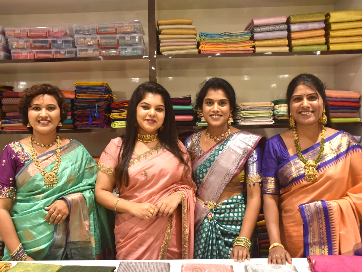 Insta_20Influencers_20in_20Sarees_20Showroom_20Opening_20_1.jpg 1