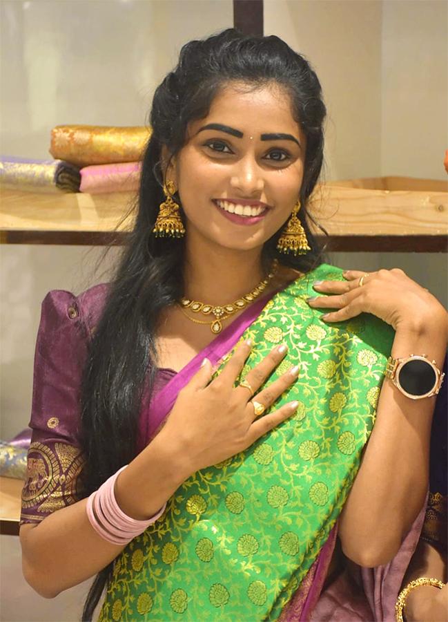Insta_20Influencers_20in_20Sarees_20Showroom_20Opening_20_20.jpg 18