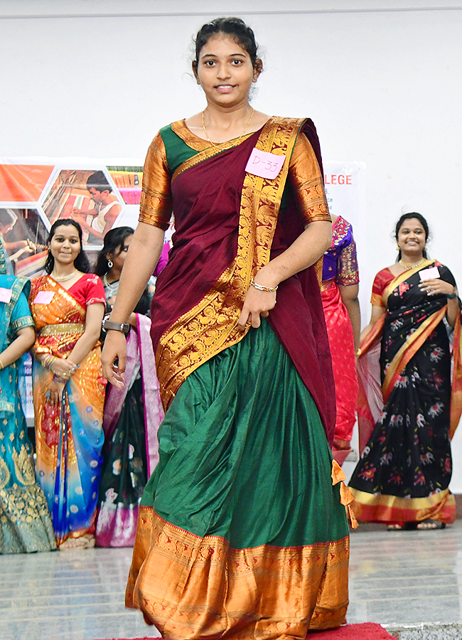 National_20Handloom_20Day_20At_20Vijayawada_20Photos_26.jpg 25