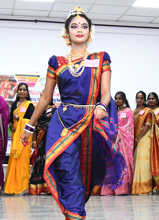 National_20Handloom_20Day_20At_20Vijayawada_20Photos_27.jpg 26