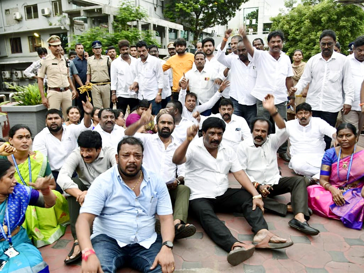 YSRCP_20Fights_20TDP_20Alliance_20Wrong_20Route_20GVMC_20Victory_20Photos__20_2817_29.jpg 18