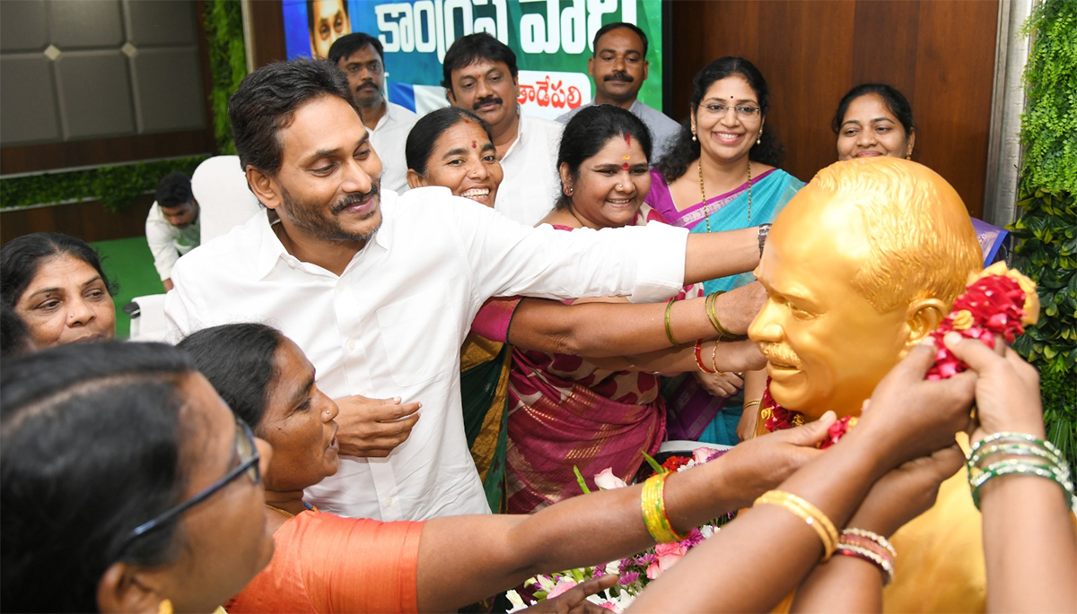 YS_20Jagan_20Meeting_20With_20Narsipatnam_20YSRCP_20Leaders_11.jpg 11