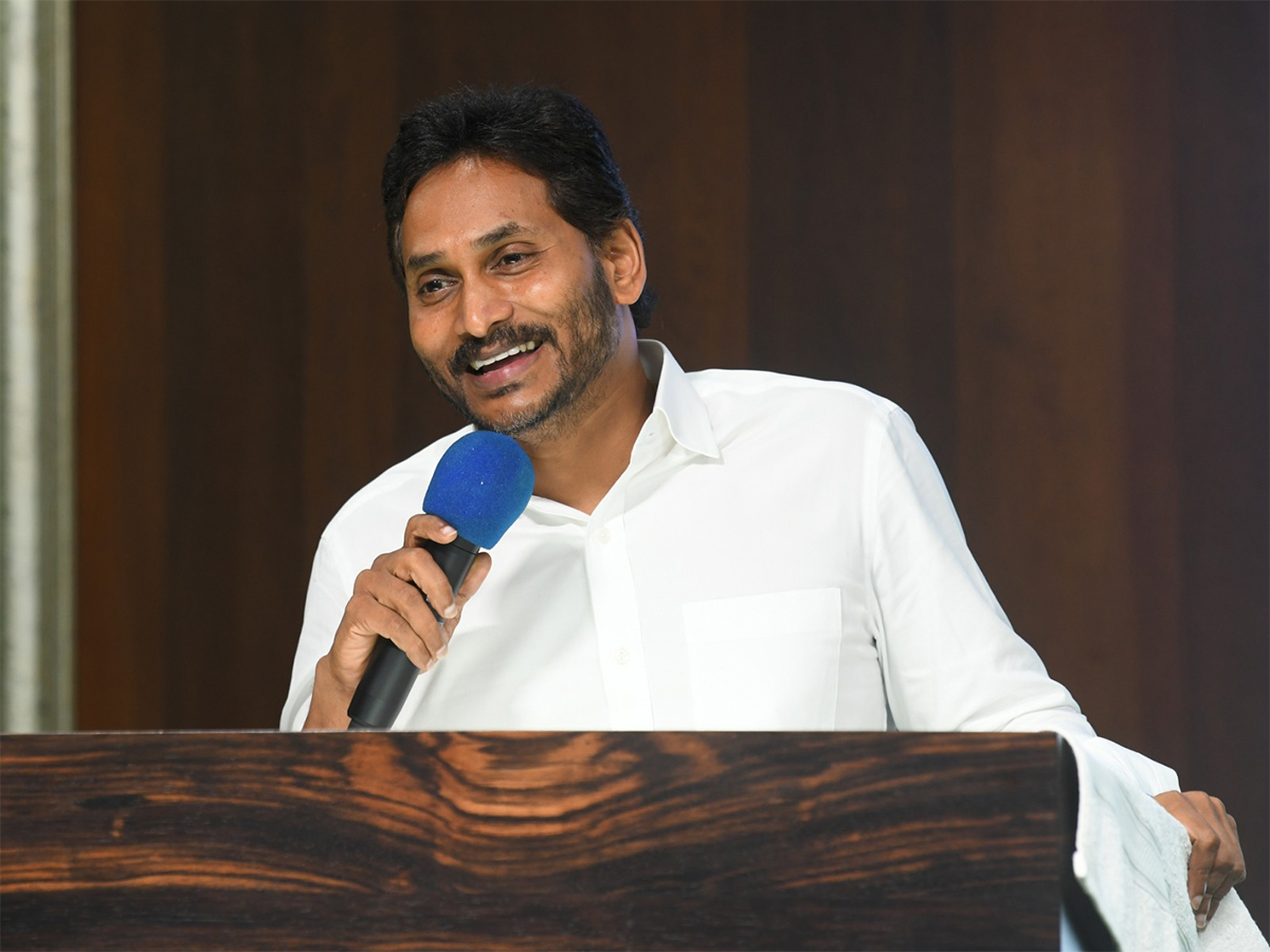 YS_20Jagan_20Meeting_20With_20Narsipatnam_20YSRCP_20Leaders_12.jpg 12
