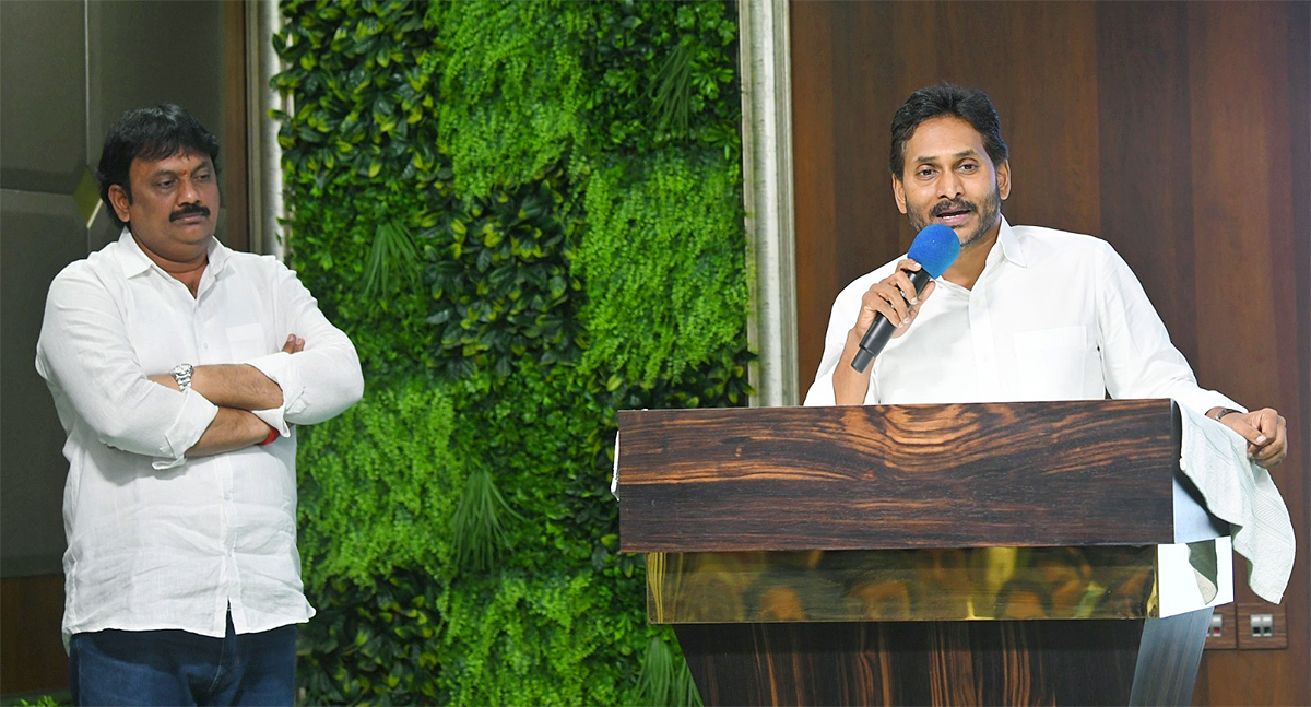 YS_20Jagan_20Meeting_20With_20Narsipatnam_20YSRCP_20Leaders_13.jpg 13