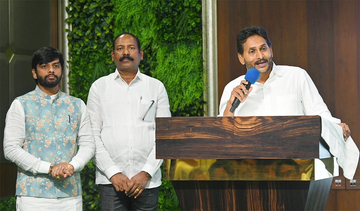YS_20Jagan_20Meeting_20With_20Narsipatnam_20YSRCP_20Leaders_14.jpg 14