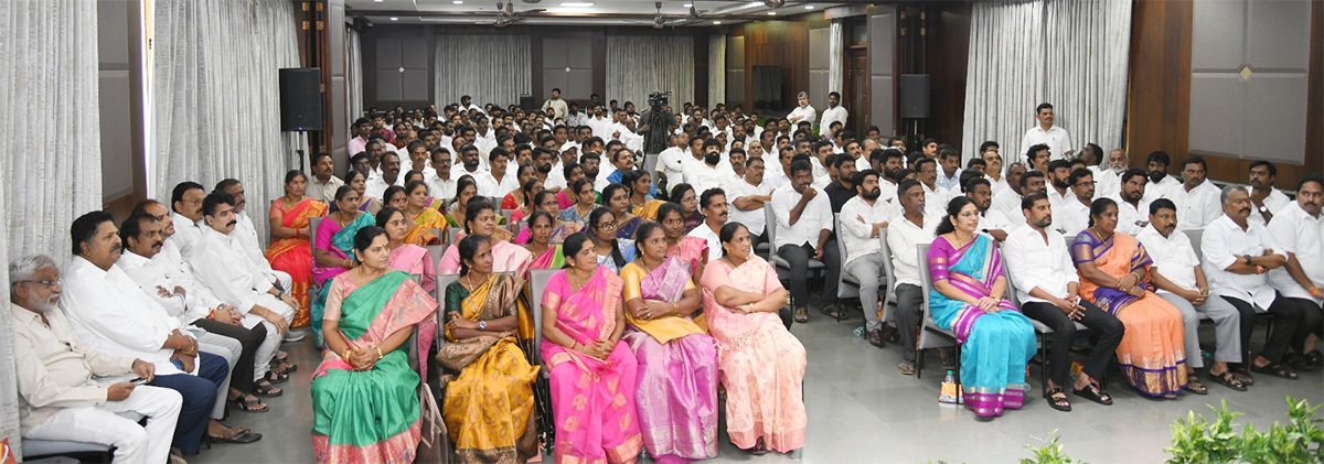 YS_20Jagan_20Meeting_20With_20Narsipatnam_20YSRCP_20Leaders_15.jpg 15