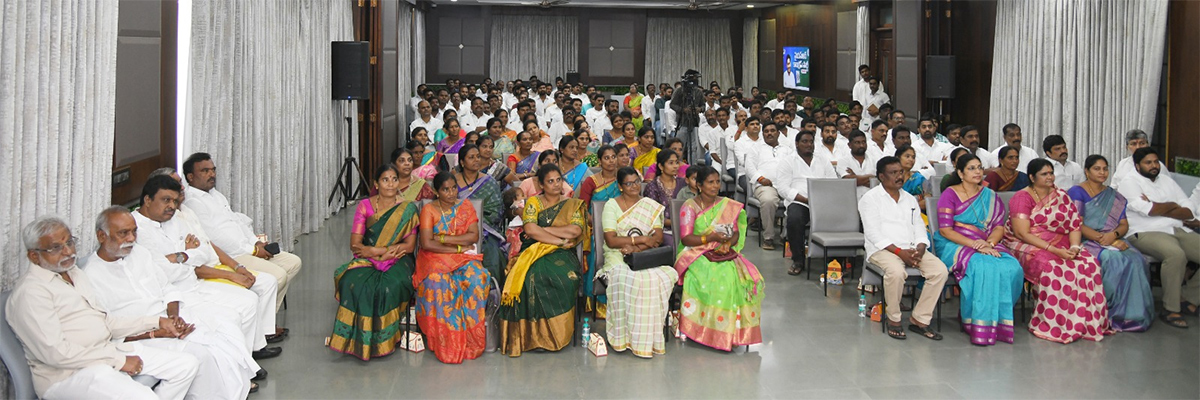 YS_20Jagan_20Meeting_20With_20Narsipatnam_20YSRCP_20Leaders_18.jpg 18