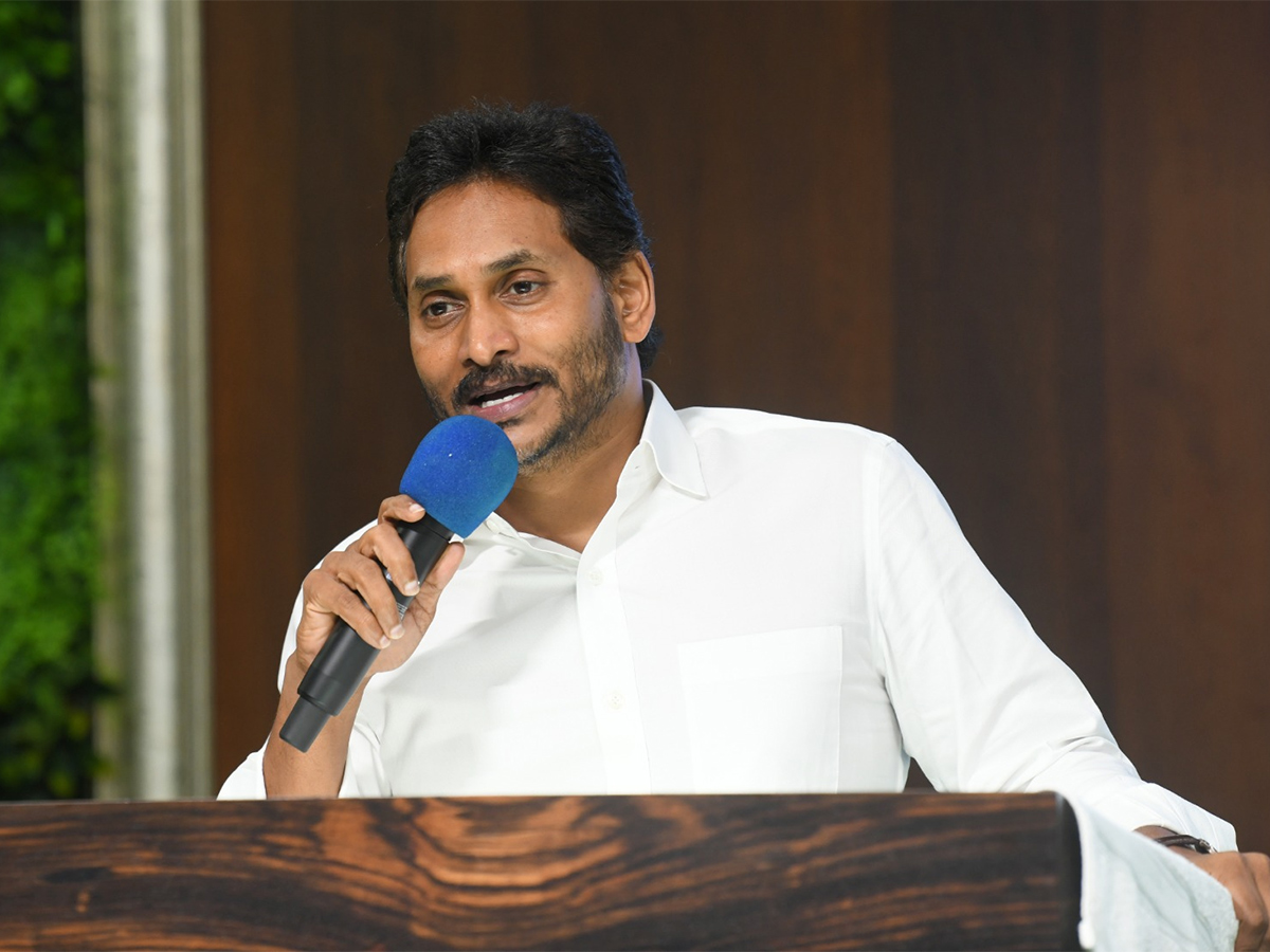 YS_20Jagan_20Meeting_20With_20Narsipatnam_20YSRCP_20Leaders_3.jpg 3