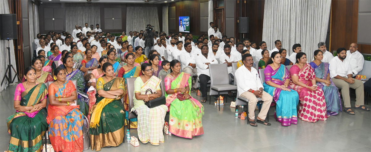 YS_20Jagan_20Meeting_20With_20Narsipatnam_20YSRCP_20Leaders_4.jpg 4