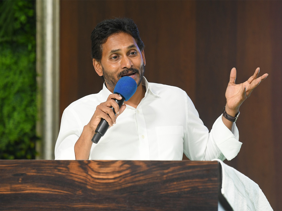 YS_20Jagan_20Meeting_20With_20Narsipatnam_20YSRCP_20Leaders_9.jpg 9