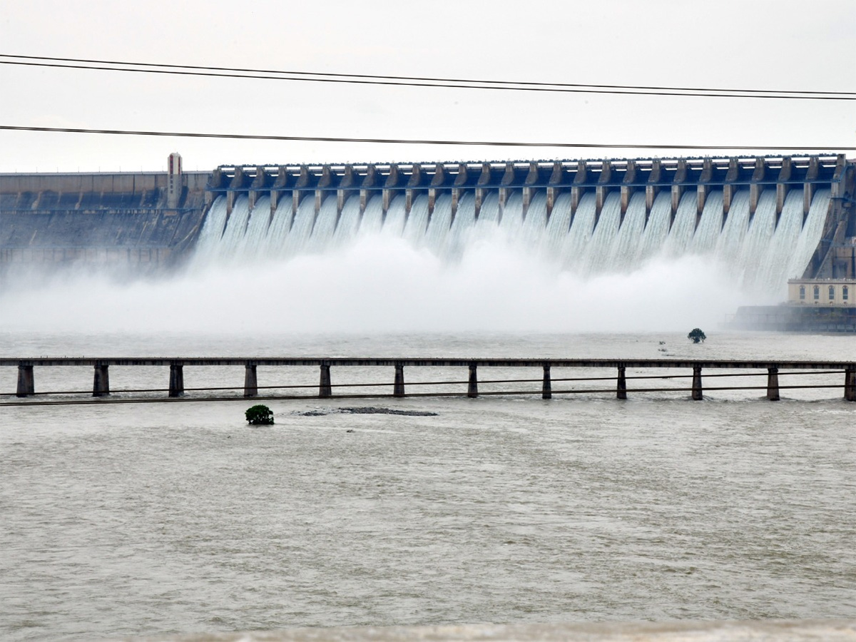 nagarjuna_20sagar_20dam_20gates_20open__20_2814_29.jpg 14