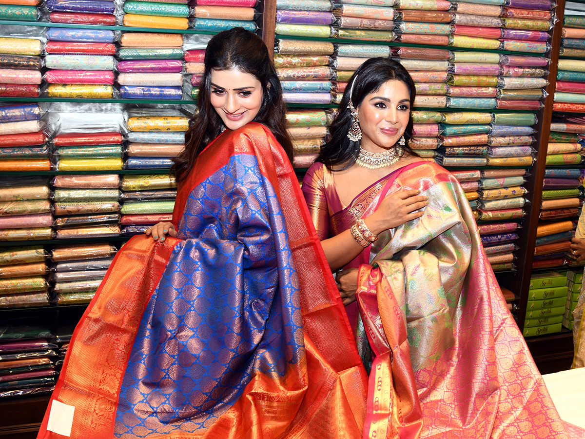 Samyuktha_20Menon_20And_20Payal_20Rajput_20Inaugurates_20in_20karimnagar_5.jpg 4