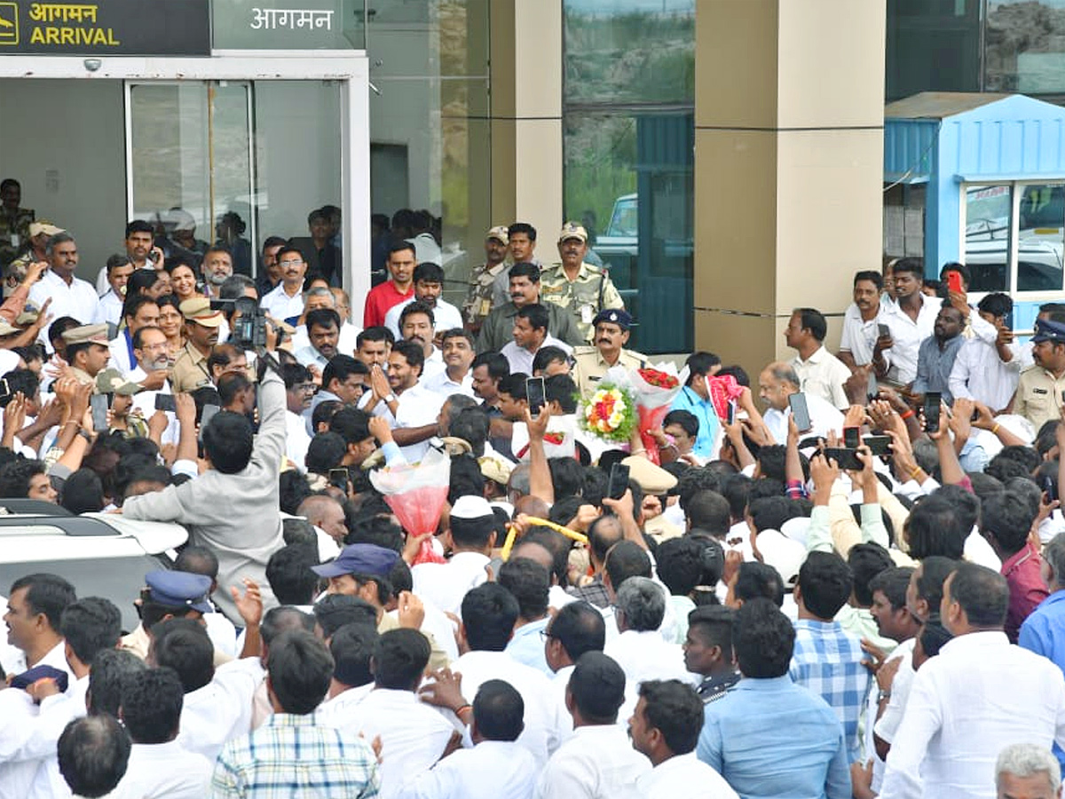 YS_20Jagan_20Gets_20Grand_20Welcome_20at_20Kurnool_20Airport_20Photos_20_281_29.jpg 2