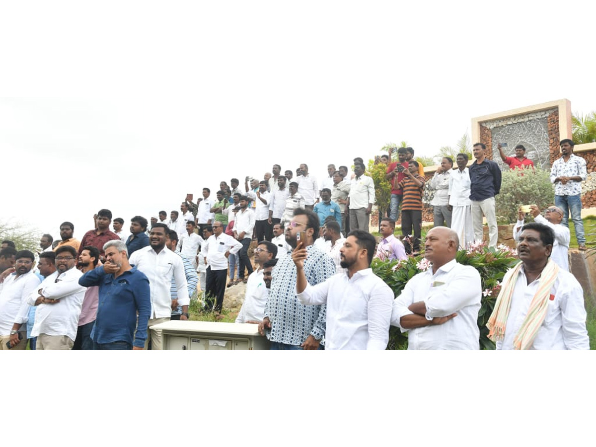 YS_20Jagan_20Gets_20Grand_20Welcome_20at_20Kurnool_20Airport_20Photos_20_287_29.jpg 8