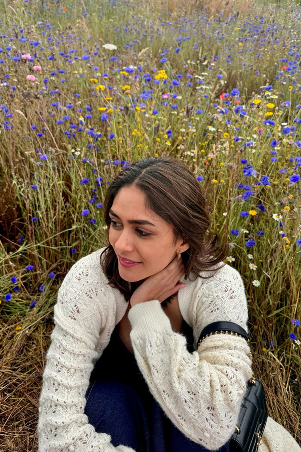 Mrunal-Thakur-11.jpg 12