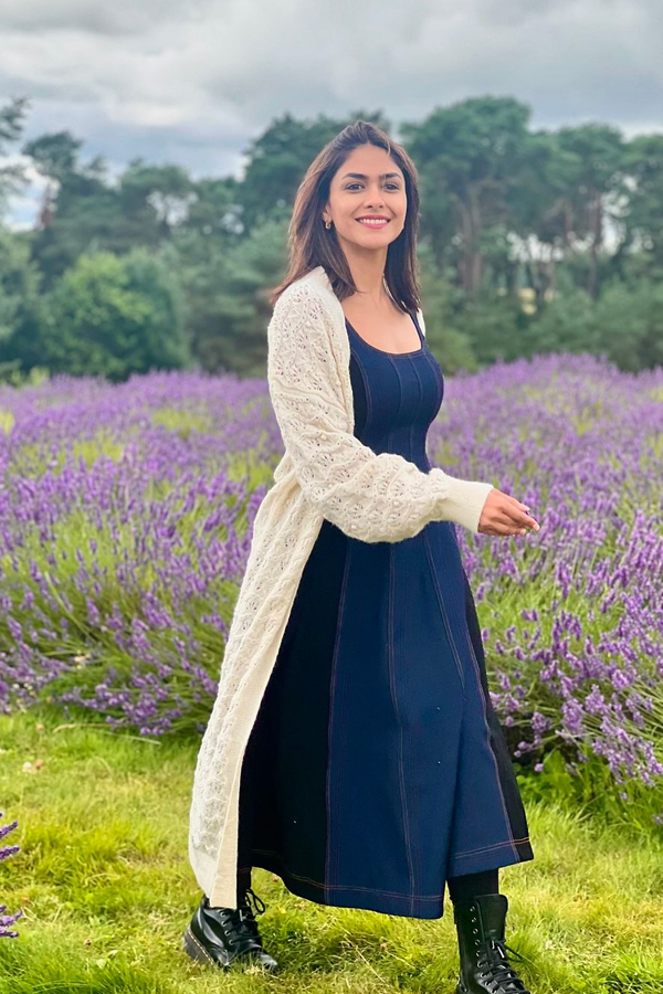 Mrunal-Thakur-14.jpg 15