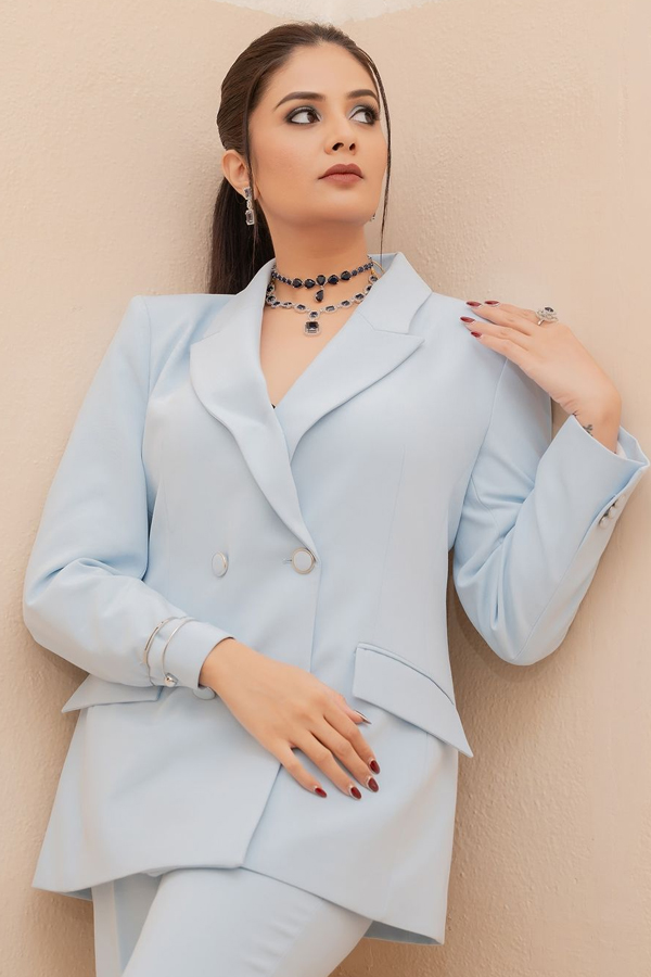 Sreemukhi-3.jpg 4