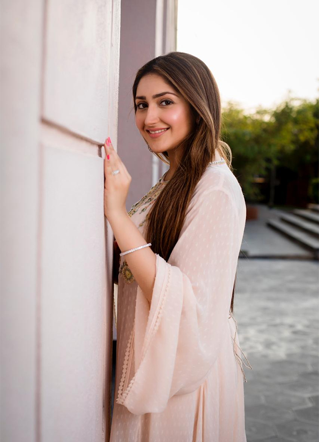 Actress_20sayyeshaa_20saigal_20birthday_20special_20photos_14.jpg 14