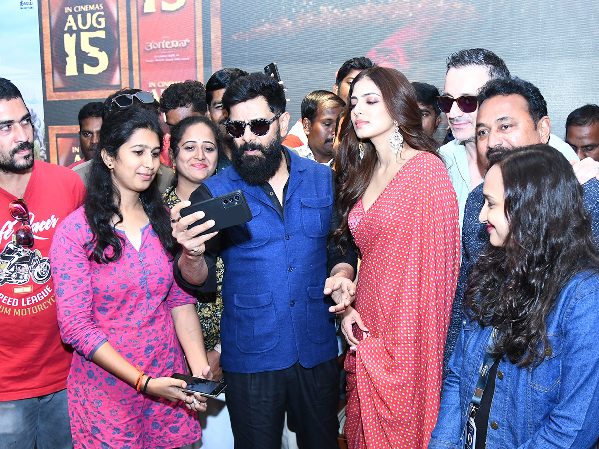 Hero_20Chiyaan_20Vikram_20in_20Vijayawada_20Photos_1.jpg 1