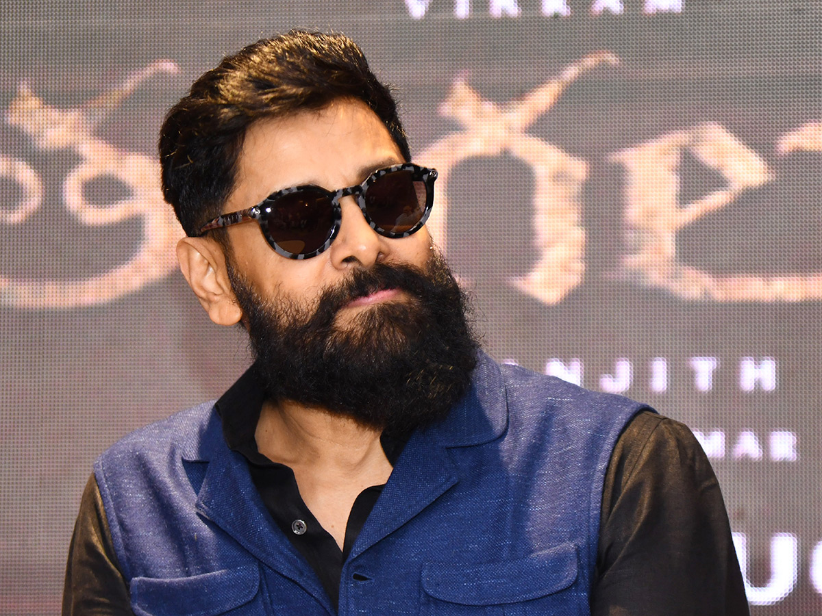 Hero_20Chiyaan_20Vikram_20in_20Vijayawada_20Photos_10.jpg 8