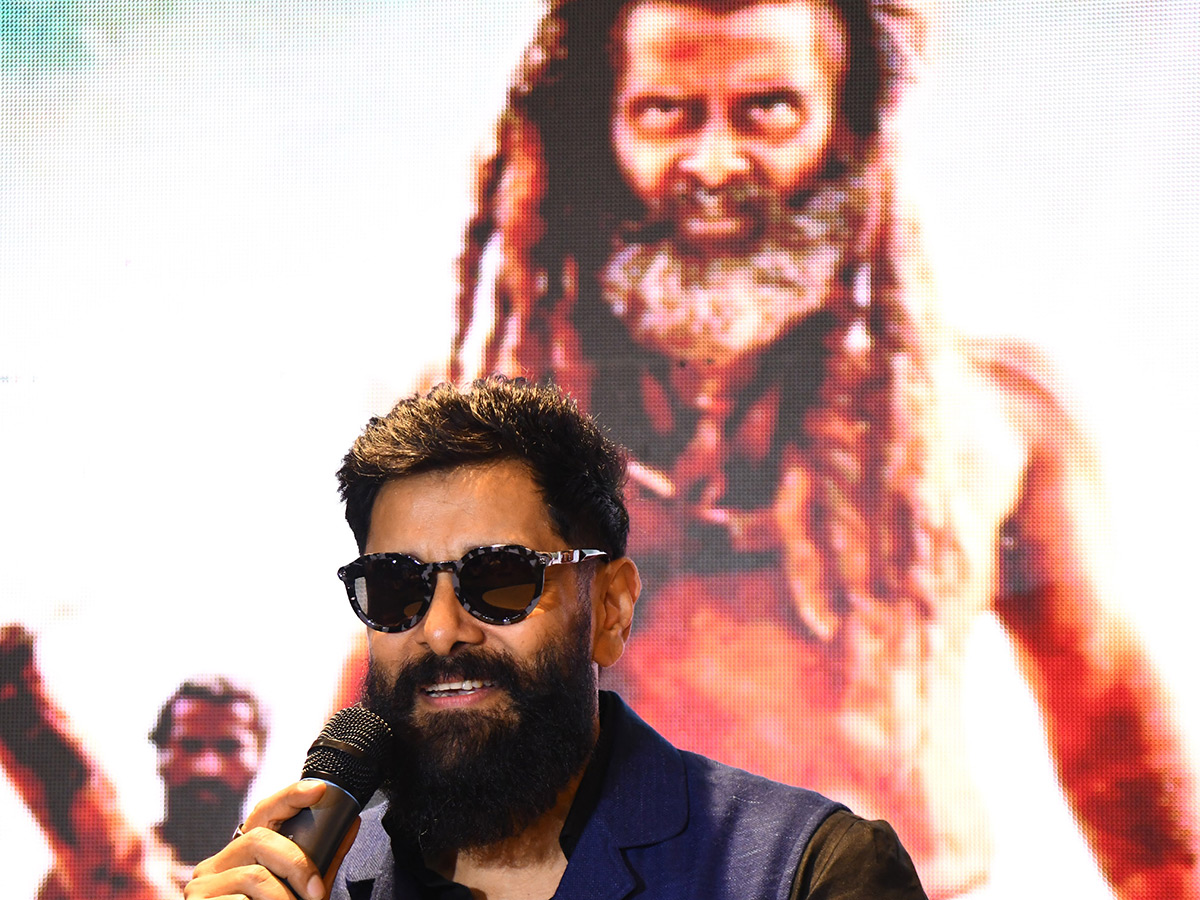 Hero_20Chiyaan_20Vikram_20in_20Vijayawada_20Photos_13.jpg 11