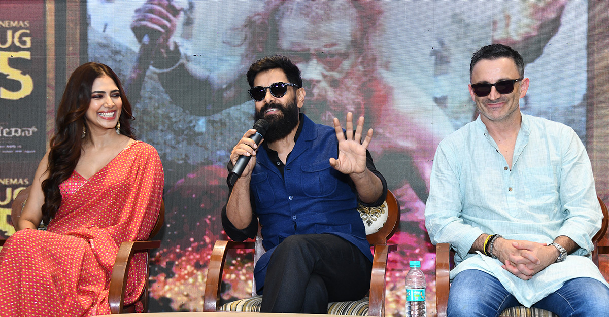 Hero_20Chiyaan_20Vikram_20in_20Vijayawada_20Photos_15.jpg 13