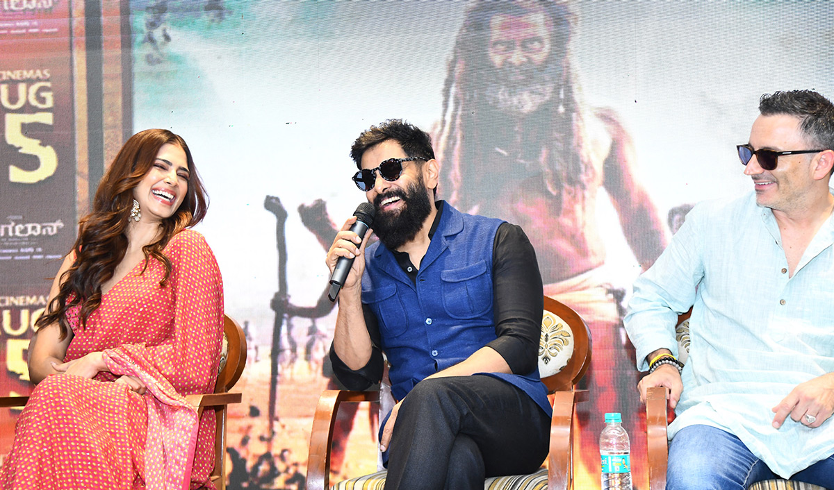 Hero_20Chiyaan_20Vikram_20in_20Vijayawada_20Photos_16.jpg 14